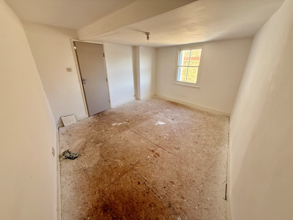 Lot: 29 - SIX-BEDROOM HOUSE FOR IMPROVEMENT - Bedroom four